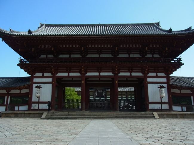 大仏殿が見えます。<br />窓が開いていれば、大仏のお顔が見えるんですが開いていません。