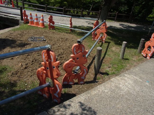 下っていくと・・・工事のポールも鹿。<br />流石奈良！