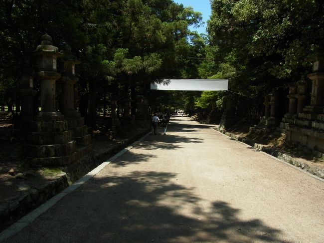 春日大社を後にします。<br />歩いていると地元の方に声を掛けられました。<br />「ここに目に見えない灯篭があるのわかる？」<br />「？？？」<br />「真ん中に見えない灯篭があるんだよ」<br /><br />答えは最後に！