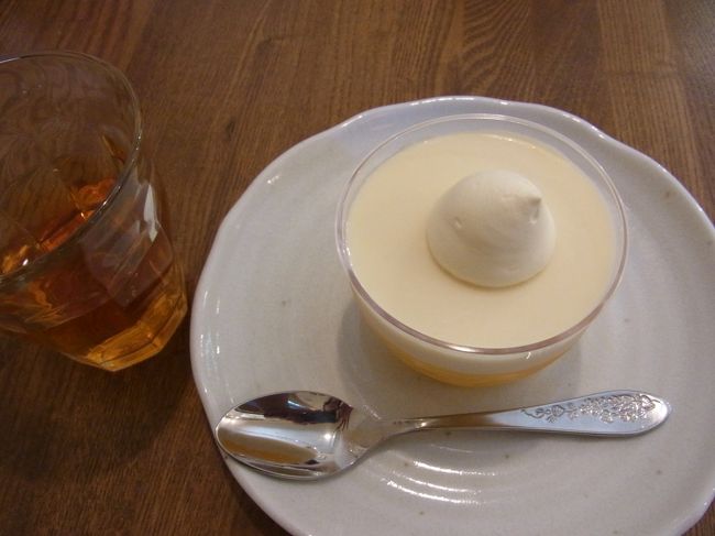 マンゴープリンを頂きました。<br />さっぱり系で美味しかったです。<br />店内に、ひと席だけ食べられるようにしてあります。<br />お茶１杯サービスしてくれます。<br />お茶持ち込みＯＫとの事でした。<br />酒粕チーズケーキは、堂本剛さんのファンがコンサート期間中来るので、ＯＰＥＮ後すぐに売り切れになってしまうそうです。