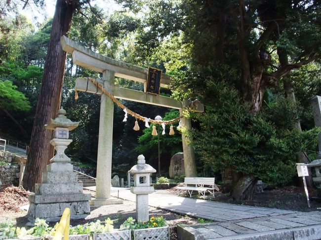 　泉神社にやって来ました。ここは地名も大清水です。<br />　泉神社の御神水を頂くつもりの私達は、水汲み場の前にある駐車場に車を止めます。居合わせた人の話では、いつも名古屋方面の車がいっぱいで、こんなに空いているのは珍しいのだそうです。<br />　まずお参りに向います。