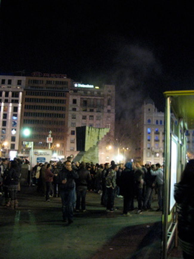 そしてカウントダウン。それそのものは、結構地味でした。花火も、一般の人があげている程度で、あとはみんなが口々にHAPPY NEW YEAR! 的な事を言ってる雰囲気でした。それが終わると、みなさんあっという間に撤収でした。意外と健全。