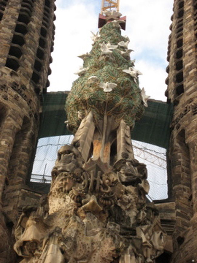 ふたたび生誕のファザード側