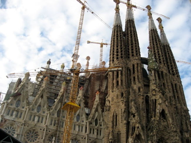 でもまだ絶賛作業中なわけで。<br />こんなすごい建築物の主任彫刻家が、現在日本人であるという事は誇らしいですね。<br />この外尾悦郎氏は、直接関わる建築家や石工など約200名の中で、最も長い間働いているそうです。