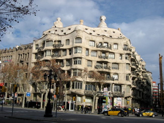 地中海を見立てたという波打つ外観をもつカサ・ミラ。<br />地元の人達には石切場＝ペドレラと呼ばれているそうです。<br />私にはケーキに見えましたが。<br />今日のところは外観のみで、後日中の見学に来る予定です。