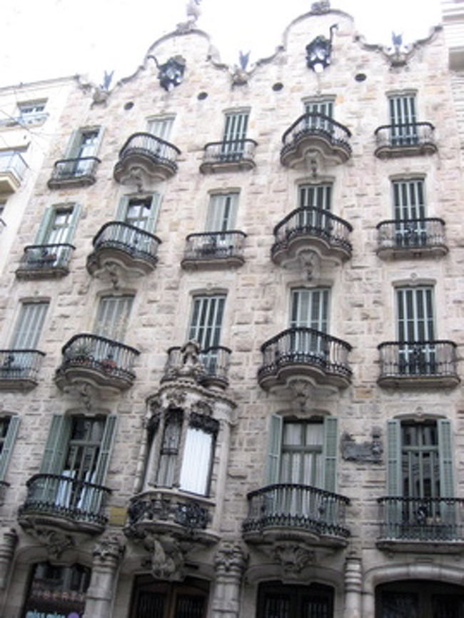 カサカルベット。<br />1800年代終わりから1900年代初めのモデルニスモの時代に、テキスタイル会社のオーナー、カルベット氏の家。現在は住居とレストランになっている。