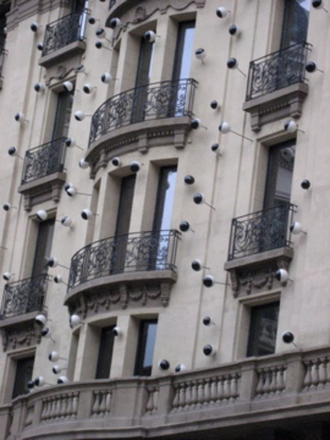 これはおそらくガウディさんじゃないと思いますが・・・<br />待ち針みたいなのがいっぱい刺さっています。油断しているとそこにはアートがあるのです。