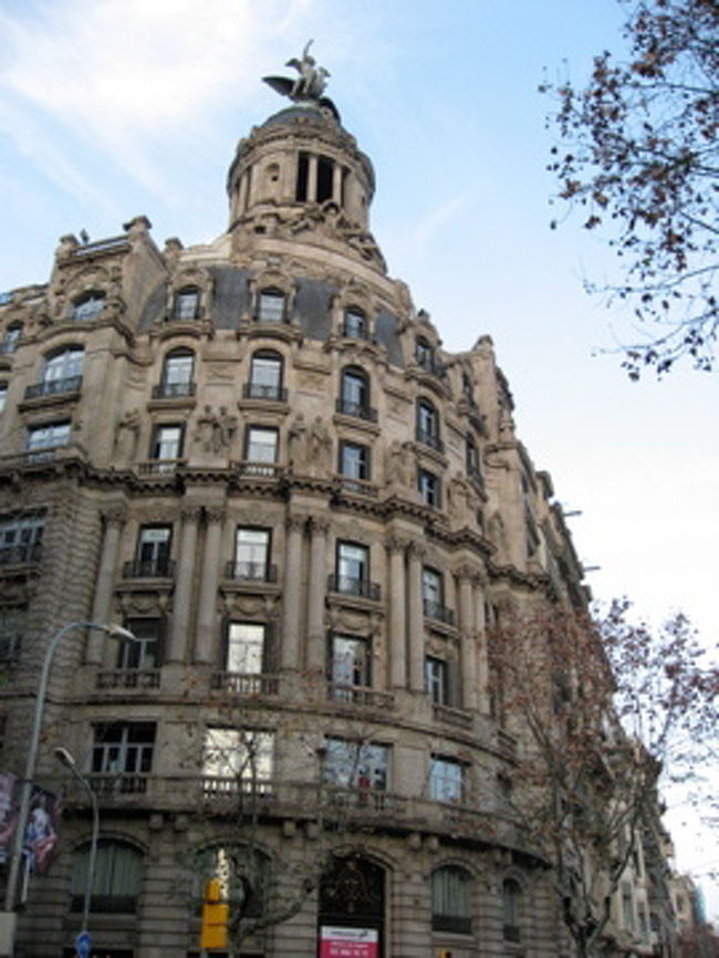 ２日目の朝、徒歩でバトリョ邸を目指します。<br />街並みを見ながら歩くだけでも、なんだか楽しくなってしまいます。