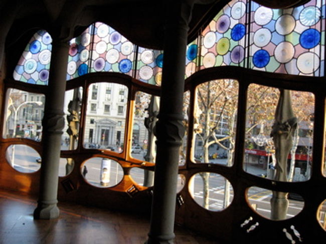 サロン。企業のパーティーなどに使われているそうです。<br />なんて遊び心のある窓でしょう。<br />