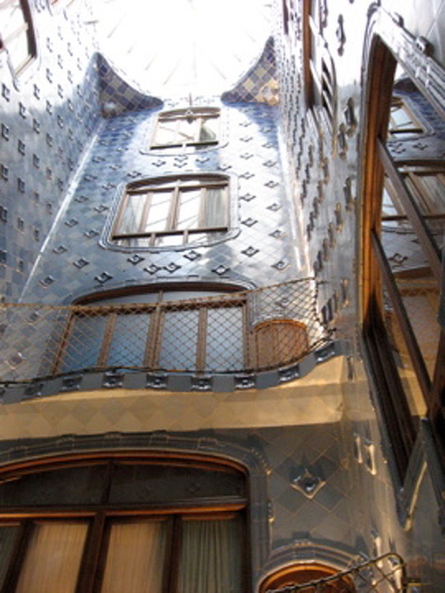 上の窓に近づくほど（上層階になるほど）窓が小さくなり、どの階でも同じぐらいの光量がとれるように計算されているとか。可愛いとか、オシャレとか、そういう事だけじゃなく、実用性も実に深く考えられているのがガウディさんのすごいところ。