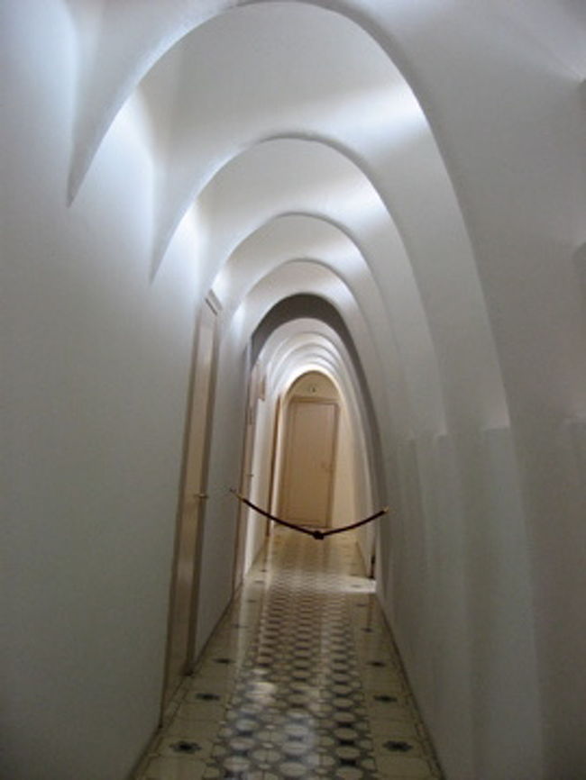 最上階の７階には、お手伝いさんの部屋や、洗濯部屋などがあります。<br />アーチは狭い空間を広くみせるガウディ独特の技だそうです。