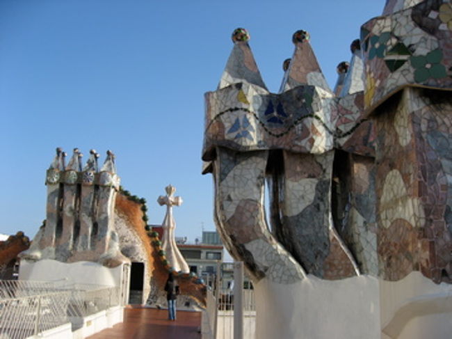 屋上にあがると、そこは絵本の世界。<br />見られる事を意識したキノコのような煙突があります。