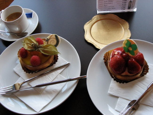 ガウディさんデザインの家具があるカフェでお茶します。<br />不思議な形状の椅子で、それでも人間の体とフィットするように計算しつくされているところがやっぱりガウディ。もちろんスイーツも美味。