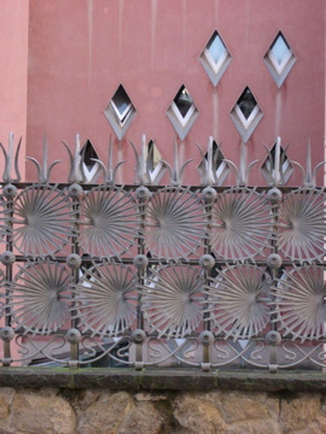 こんな柵まで、植物をイメージして作られています。