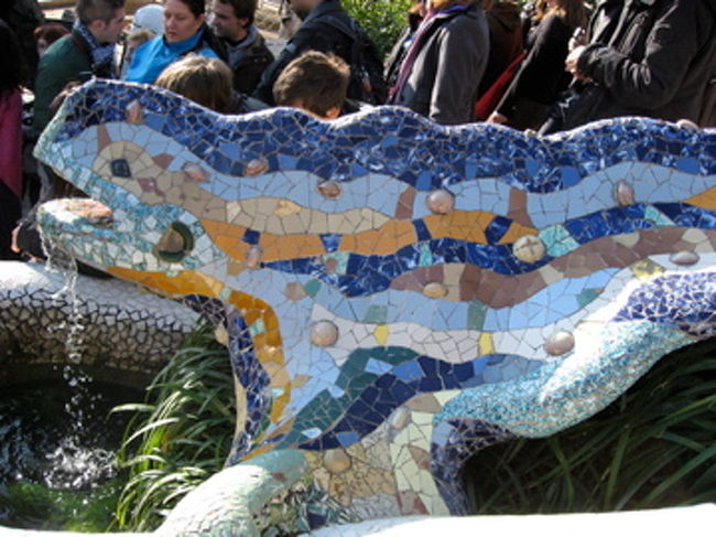 定番のカメレオンの周りは観光客でいっぱい。