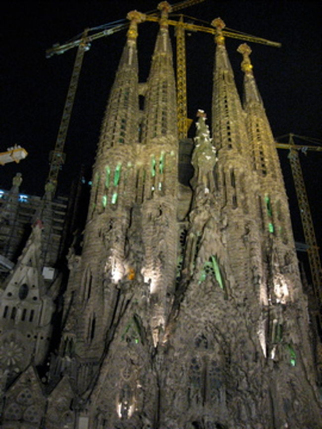 夜のサグラダファミリアも素敵です。