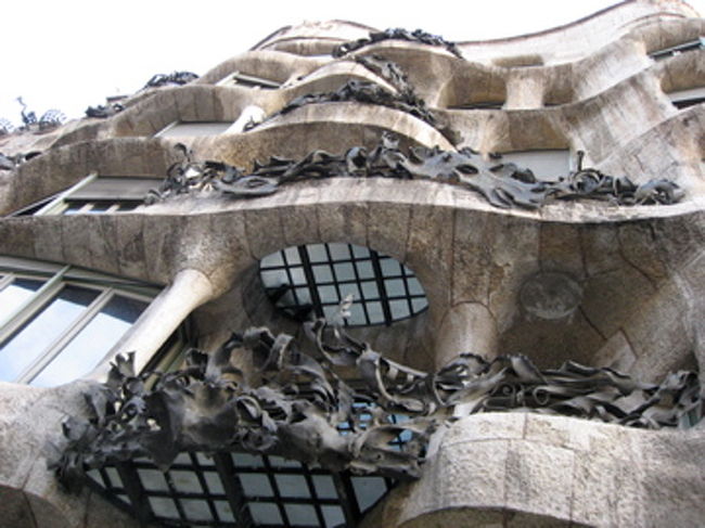 本日のメイン、カサ・ミラにやって来ました。<br />下から見上げるとこんな感じ。