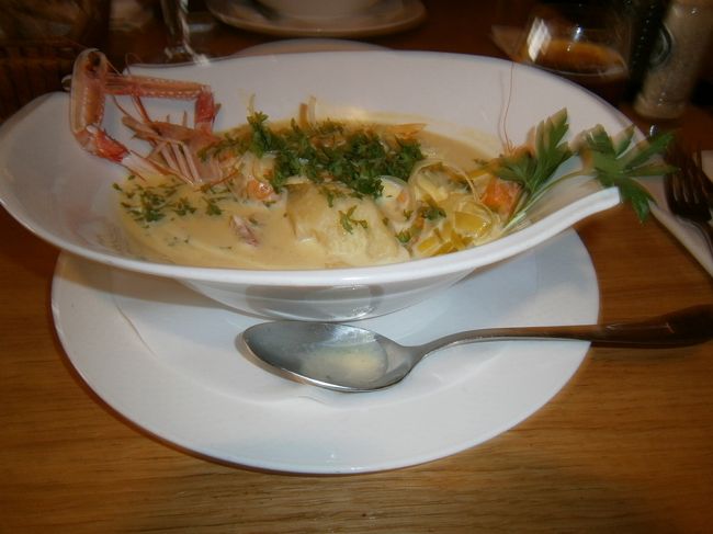 写真は、代表的なフランダース料理の一つ「ワーテルゾーイ」<br />旅の三日目に行ったブルージュのレストラン「ブレイデル・デ・コーニング」で食べました。三種類のエビが入ったクリームシチューで、やや酸味のあるとっても美味しい味でした。その他に飲み物としてブルージュの地ビールとアイスティを注文し、会計は二人で58.80ユーロでした。