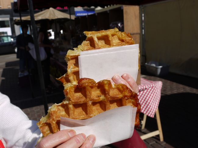 旅の四日目に行ったストッケルの朝市で買った屋台の「ワッフル」<br />既にいろんなブログで紹介されていますが、評判通り本当に美味しいワッフルでした。いわゆるリエージュ風で、中のモチモチ感が最高でした。わざわざメトロに乗ってまで買いに行く価値はあると思います。<br />