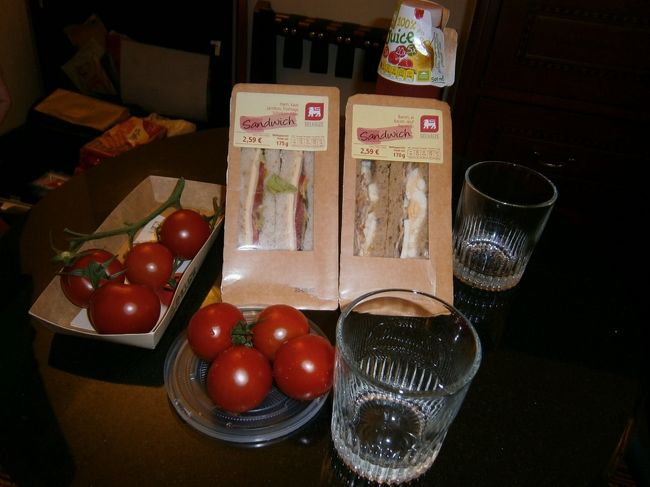 ある日の夕食。<br />スーパーで買ったサンドイッチと日本では珍しい枝付きのトマト。トマトは昔懐かしい素朴な味でした。