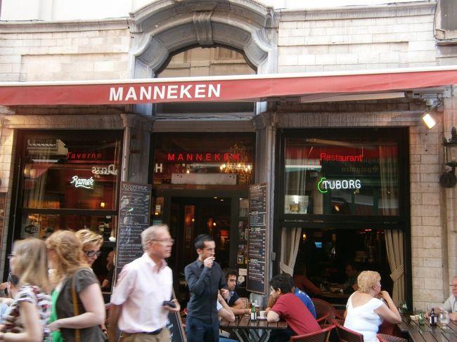 写真は、グランプラスで入った唯一のレストラン「マネケン」<br />ここは日本語のメニューがある(ＨＰからも見れます）ので、気楽に食事したいと思い選びました。多少、観光客目当ての店という不安があったのですが、店員さんがとても親切でテキパキしていて感じの良い店でした。