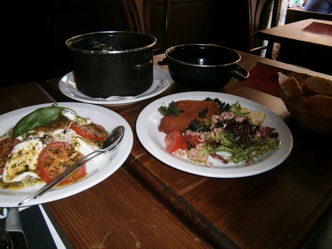 「マネケン」で注文した三品。<br />手前右が「小エビのクロケット」、左が「モッツァレラのサラダ」、奥が「ムール貝の白ワイン蒸し」、ムール貝は時期はずれなので身はイマイチでしたが、それでも味は抜群で、是非旬の時に味わいたいなぁと思いました。また、付合の「フリッツ」も料理によく合い美味しかったです。この他に生ビールとアイスティを注文し、会計は全部で60ユーロほどでした。