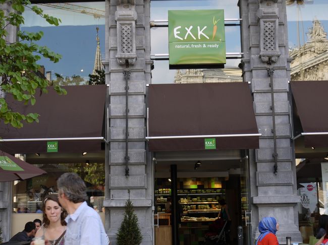 旅の後半二回ほど行った「エクスキ」、市内のいたる所にありマリオットホテルの横の通りを渡った所にもあって非常に便利でした。二回ともテイクアウトしたのですが、温めるものはレンジでチンしてくれますし、店員の応対も感じイイです。
