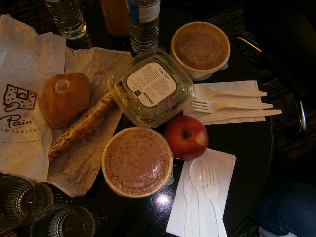ホテルで最後の晩餐？<br />「エクスキ」で買ったスープ・ミネストローネとサラダ。左側は「ル・パン・コティディアン」で買ったパン。<br />「ル・パン・コティディアン」もホテルから聖カトリーヌ教会の方へ少し歩いた所にあります。