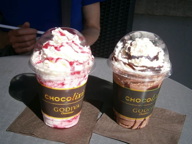 旅の五日目に行ったグラン・サブロン広場の「ゴディバ」で食べた「アイス・チョコレート」（日本では「ショコリキサー」？）<br />右がダークで左がストロベリー、店の前のテラスで食べることができました。歩き疲れていたので、とても美味しかったです。