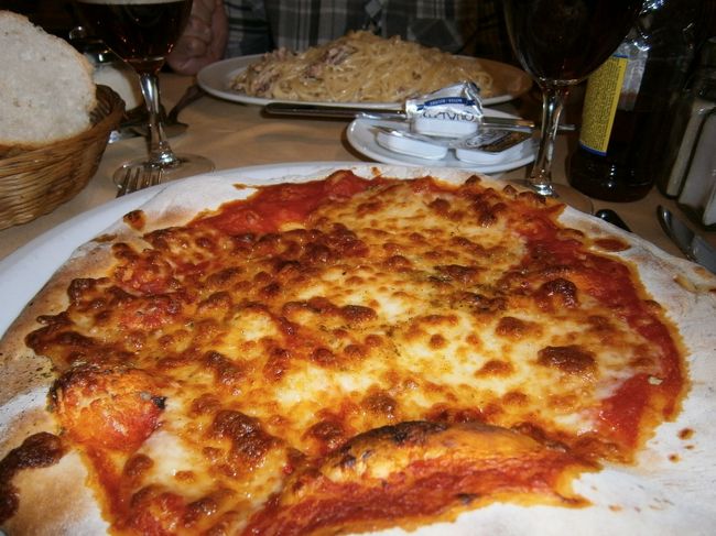注文したのが、パスタ・カルボラーナ(奥)とピザ・マルガリータ(手前)とアイスティ。味はそこそこでしたが、どちらも半端でない量で1/3程残してしまいました。会計は全部で20ユーロほどでした。