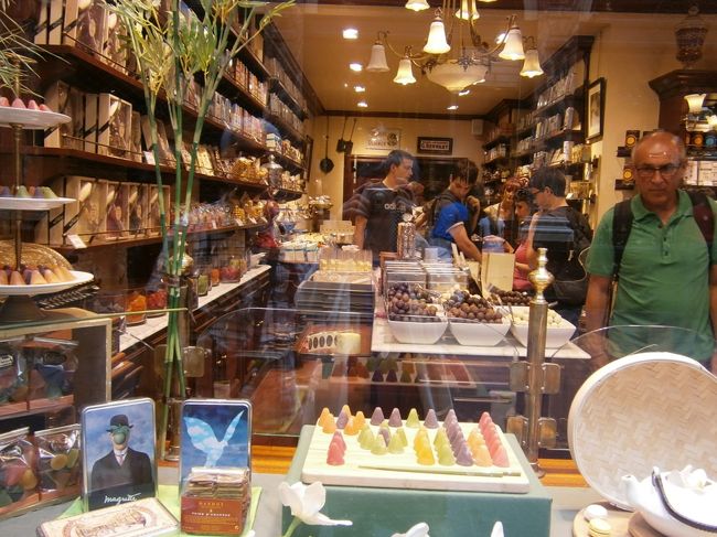 ベルギーと言えばチョコレート、勿論買いました。<br />お土産用に「ノイハウス」、「レオニダス」で、自分達用に「ジャン・フィリップ・ダルシー」や写真のギャルリー・サンチュベールにある「La Belgique Gourmande」で購入しました。特に、いろんなタイプのチョコレートを自分で袋に詰め、量り売りで買ったものが大変美味しかったです。それから意外とスーパーで売っているクランチの板チョコも美味しいかったですよ。