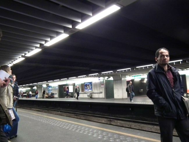 　まずセントラル・ステーションの地下鉄の駅まで行って一日切符を買います。6ユーロ/人で、地下鉄、トラム、バスに乗り放題です。この他に24h、48h、72hの切符もあります。<br />　細かいことはここ（http://www.stib.be/1-jour-dag.html?l=en）に出ています。<br /><br />　東京でもこの手の「都営・営団・JR都内乗り放題一日切符」があることはあんまり知られていないかもしれないですが、なんと1,500円もします。<br /><br />　ルイーズまで歩いたって良いんですけれど、何しろ一日切符を買う、ということもあるし、地下鉄に乗りたい、ということもあって、セントラルから二つ目のArts-loiで乗り換えてルイーズで上に出ました。