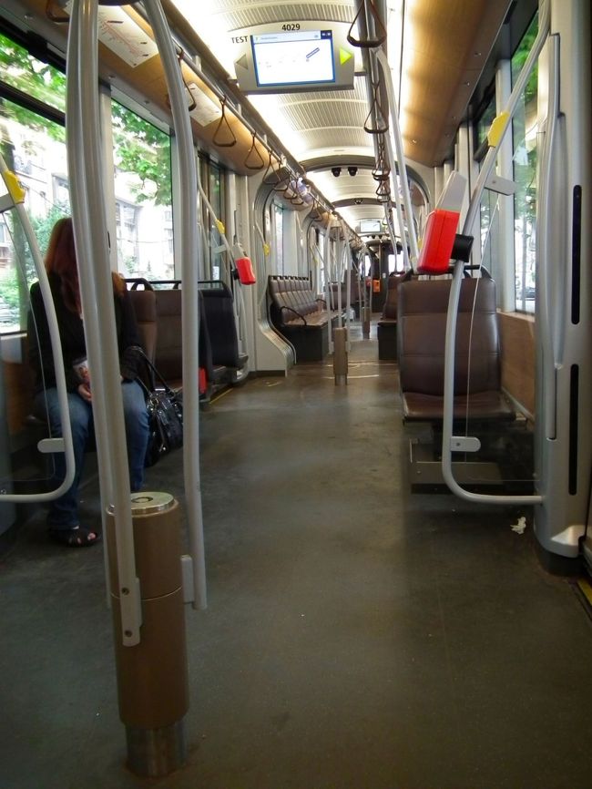 　今度は交差する7番のトラムで終点の（といっても4つ先です）Vanderkindreまでいきます。ひとつ手前の停留所がChurchillです。ここからは3番が西に向かって折り返します。