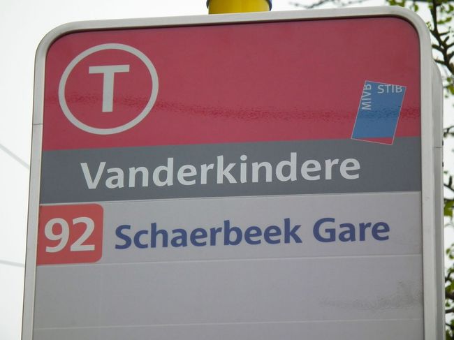 　で、ここからようやく92番でルイーズの交差点方面に戻っていくわけです。つまり、三角形の二辺を乗ってきたわけで、これから残りのいっぺんを戻っていきます。ここではまだ「ブルグマン通り」ですけれど、ワーテルロー通りを横切るとこの通りが「シャルルロワ通り」になっちゃいます。<br />　