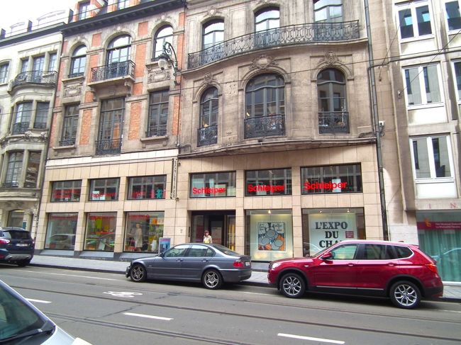 　何が大正解かというと、この半分煤けたように見える建物が丸ごと文房具屋なんでござる。本当に「文房具屋」なんでござる。銀座の伊東屋みたいに文房具屋から脱却して高級雑貨店になろうとなんてしていない、文房具屋です。<br />　ちなみに「Schleiper」で検索してごらんになるとおわかりいただけると思います。画材、彫刻材料まで含めて何もかもあります。こんなお店が東京に一軒くらいあっても良いと思うんだなぁ。<br /><br />　私が何を買ったか？欧州ではどこに行ってもある子ども向けの鉄ペン万年筆を二つ。ひとつはBiCのもので6ユーロ。もうひとつはLAMY「nexx」16.9ユーロ。