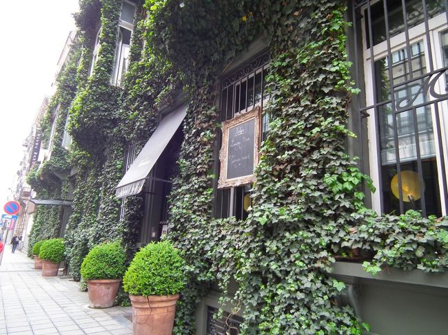 　この通りはあまり目立たないのですけれど、この一角に来るとやけに洒落ています。これはKolyaというかなり評判の良いフレンチのレストランで、Manosというホテルと一緒になっています。この辺に泊まるのも洒落ています。で、このグループ、実はこれだけじゃない。