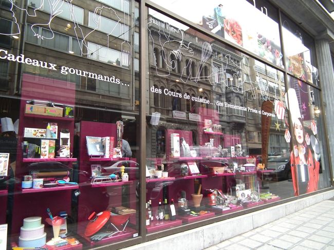 　同じ並びのちょっと北（つまりルイーズの交差点の方）にいくとこんな調理器具を飾った大きな店があります。<br />　「Mmmmh!」というふざけた名前の店なんですが、「クッキング・ワークショップ」というのです。これもまたさっきのホテル、レストランのグループのようです。<br />　このとき、中では中年のおじさん、おばさんが3グループくらいに分かれてそれぞれのグループが料理を競っているらしくて、指導者の方が大忙しでアドヴァイスをしていました。<br />　あのホテルではこことタイアップした企画なんてものもやっているようです。