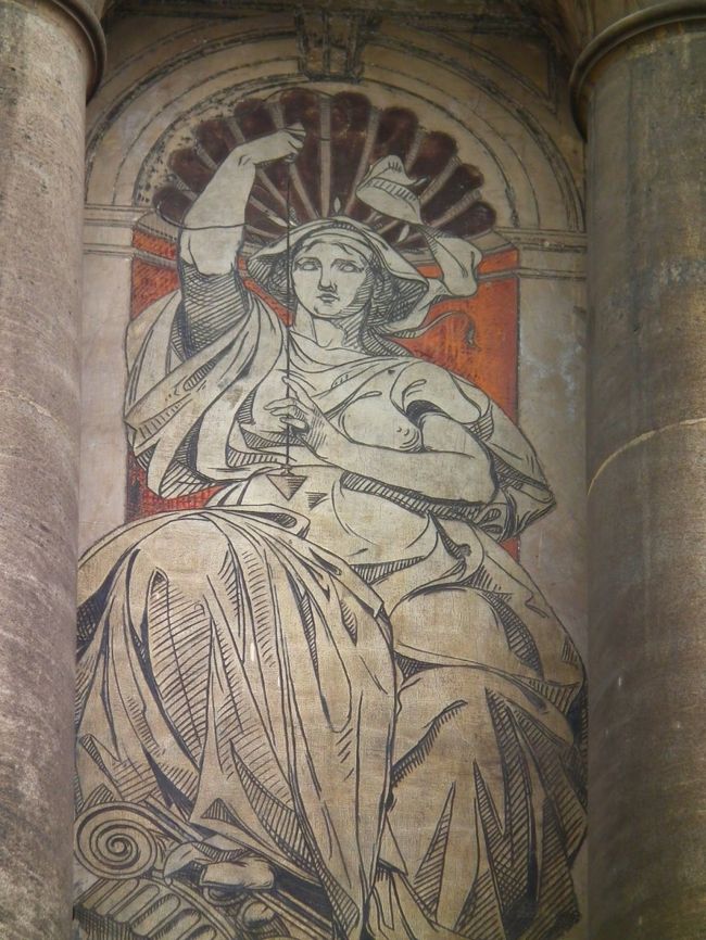 　よく見ると一番上の下の柱の間に、こんな絵が描かれてあります。