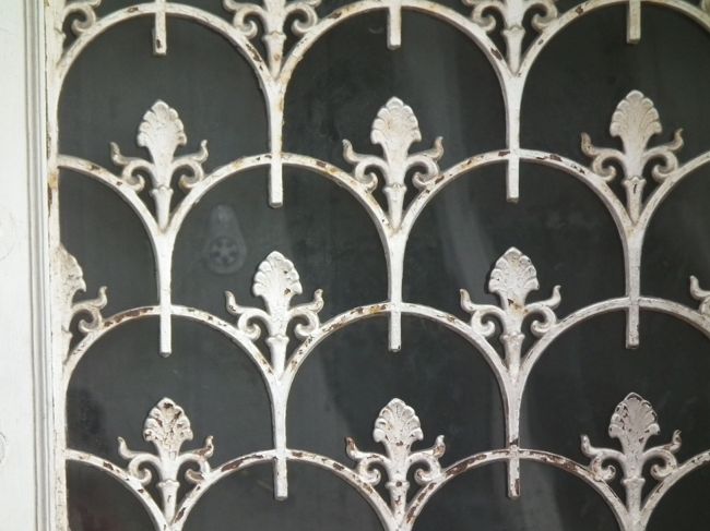 　入り口の扉の鉄格子の模様がそこはかとなく雰囲気を醸し出しますが、このうちは中までどのようにして使っているのでしょうねぇ。