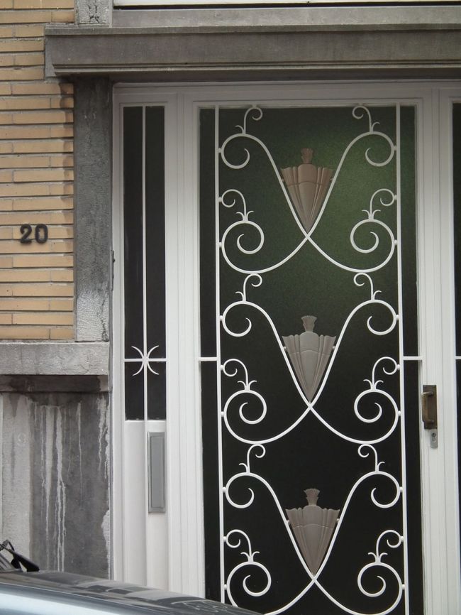 　Faider通り20番地の扉です。唐草模様の中にはめ込んである花（？）がとても、それらしい。肝心の建物の写真を撮っていないところを見ると、建物はそれほどでもなかったということでしょうかねぇ。