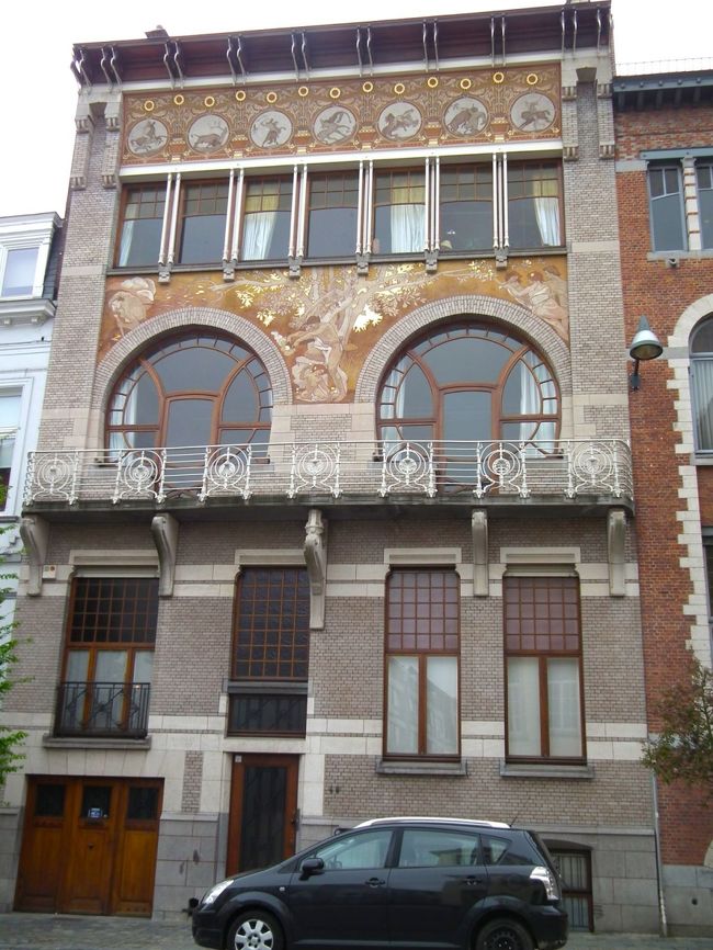 　Defacqz通り48番地と隣の50番地は両方ともPaul Hankar (1859-1901) のデザインです。この48番地はチャンベルラーニ邸（1897年）としてたてられたものだそうです。