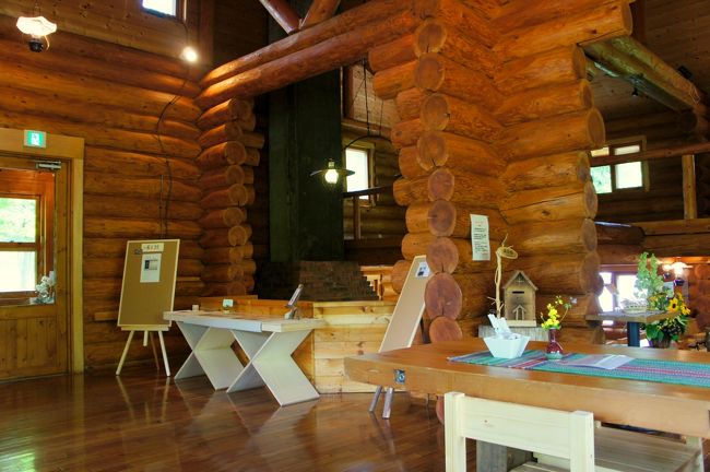 店内は丸太を組み合わせたログハウスづくり。<br />落ち着いた雰囲気は街なかの喫茶店とは違います。