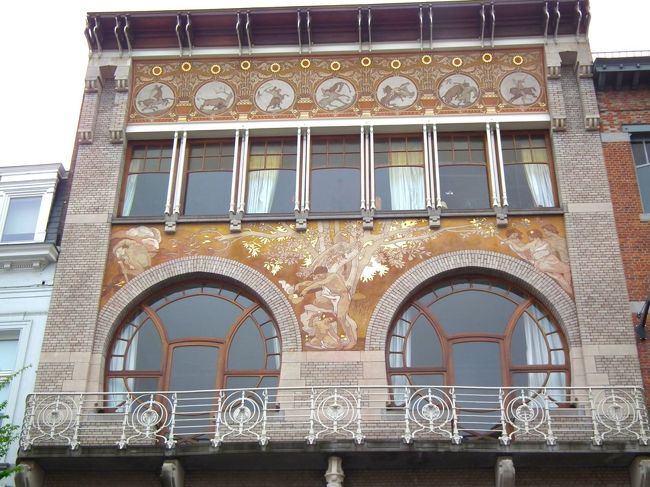 　アンカールは町並みをギャラリーにする、ということを夢見ていたといいますからとにかくファッサードの装飾に力を入れたようです。そこがヴィクトール・オルタと異なっている点のようです。<br />