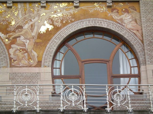 　アール・ヌーヴォーが英国のラスキンのアーツ＆クラフツ運動の延長線上にあるというのはなるほどなぁと思わせます。<br /><br />　しかし、当時はどう捉えられていたのか知りませんが、この大変なエネルギーの注入なくしては実現できない文化という奴は、それはそれは、えらい贅沢なものではござらぬか。<br />　出るはため息ばかりでござる。<br /><br />　