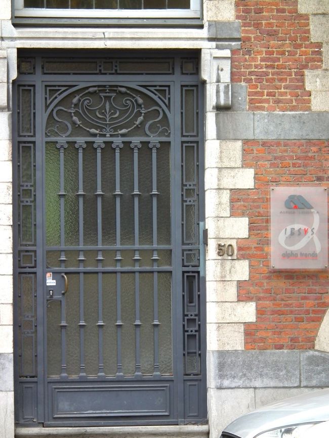 　それにしては隣の同じアンカールのデザインだといわれる50番地は煉瓦の壁でそれなりではあるけれど、48番地ほどのファサードではないのは何事によるのでしょう。<br /><br />　こちらは看板が出ていて事務所に使われているようですが、48番地のチャンベルラーニ邸は今はどうなっているのでしょうね。