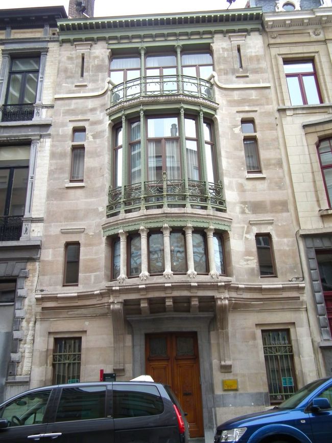 　ヴィクトール・オルタが32歳の1893年にデザインして建築家としての出世作となったタッセル邸にやってきました。<br /><br />　アール・ヌーヴォー建築の正に先駆けでございますよ。世界遺産でございます。それまで端にあった玄関を真ん中に持ってきて階段室を明かり取りにするという発想だそうで、なるほど、これは画期的。<br /><br />　