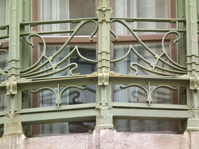 　今は食品関係の団体の事務所として使われているんだそうで看板が出ています。こんなところを事務所として仕事をするというのはどんな気分なものだろうかと羨ましく見上げていると、カタンと扉が開いて30代後半とおぼしき女性が出てきて、扉に鍵を掛けました。<br />　思わず、「こちらで働いておられる気分はどうです？」とお伺いしたら、ランチに出ようとしていたその女性が「2 secondsで良かったら中を見るか、写真はだめだけれど」といって鍵を開けてくださいました。<br /><br />　正に写真で見る明るい階段室の向こうにはアール・ヌーヴォーそのものの鋳物の柱が美しくカーブを描く部屋、そしてその向こうに見えている緑が天国のようです。