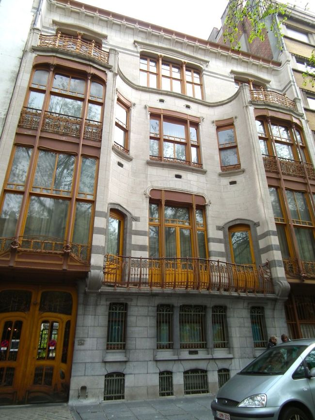 　タッセル邸からルイーズの通りに出てきました。<br />　224番地の建物が目立ちます。実業家でオルタの良き理解者であったArmand Solvayの自宅であった「ソルベー邸」です。最終的に完成したのはもう20世紀に入ってからだといわれているんだそうです。<br /><br />　今は事業に使われようとしているように見えますが、それは玄関から中を覗うと放置されているようには思えないからです。それにしても人の気配がしませんねぇ。