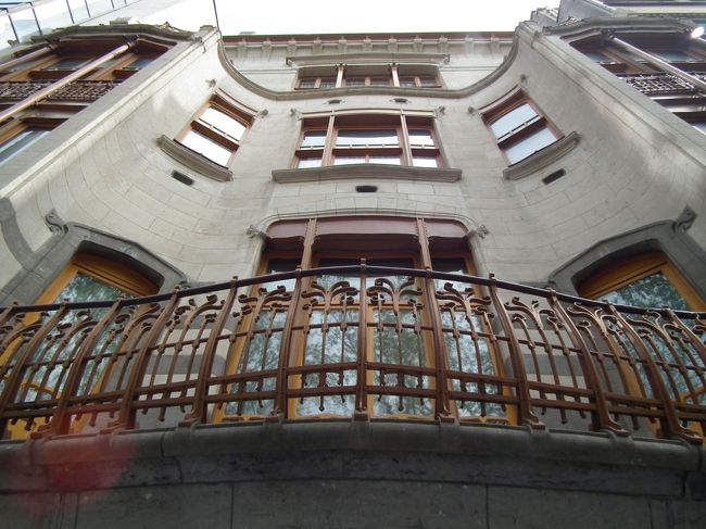 　建物の前にある掲示を見ると階段室はTheo van Rijsselbergheの絵で飾られているのだそうです。この雰囲気で実に贅沢にできていることがおわかりいただけると思います。<br /><br />　皆さんが足早にこの前を通り過ぎるのがもったいないような気がしますが、それが日常生活というものでございますな。