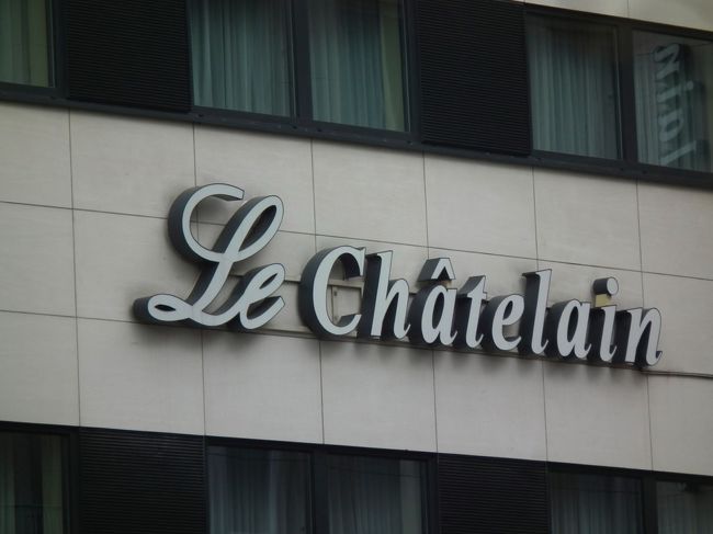 　ルイーズの通りから超高級ホテルの「Le Chatelain」がある通り（それもChatelainという通り）に入って行きます。もうおなかが減ってルイーズ通りの向こう側にまだまだたくさんあるアール・ヌーヴォー建築を尋ねて歩く元気が失せてきました。
